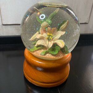 Hummingbird & Lily Snow Globe - Green and White